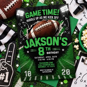 Invitación de cumpleaños número 8 con temática de fútbol, ​​fiesta deportiva para niños, invitación para el día del partido, temática de touchdown, plantilla editable de Canva, M453