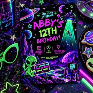 Könnte beinhalten: Eine rechteckige Geburtstagseinladungskarte mit Neon-Weltraum-Motiv, einem grünen Alien, einem UFO, das eine Kuh entführt, Planeten und Sternen. Der Text lautet: JOIN US TO CELEBRATE ABBY'S 12TH BIRTHDAY! SATURDAY NOVEMBER 8 2025 AT 4:00 PM STELLAR FUN ZONE.