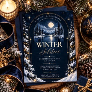 Könnte beinhalten: Eine rechteckige Einladungskarte mit dunkelblauem Nachthimmel, Vollmond und einer verschneiten Waldlandschaft, eingerahmt von einem Bogen. Der Text lautet: JOIN US TO CELEBRATE WINTER Solstice DECEMBER 20TH, 2025 AT 6:00 PM THE ANDERSON HOME 418 FROSTWOOD DRIVE PLANO, TX 75093 RSVP AT 469-555-0124 BY DECEMBER 10TH.