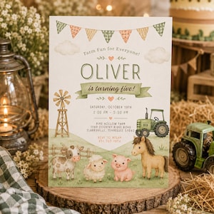 Puede incluir: Una tarjeta de invitación de cumpleaños rectangular con temática de granja, ilustrada con un molino de viento, un tractor verde, una vaca, una oveja, un cerdo y un caballo. El texto incluye el nombre OLIVER y los detalles del evento.