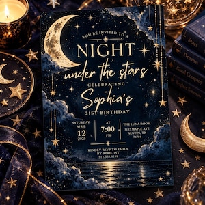 Könnte beinhalten: Eine rechteckige Einladungskarte mit einem dunkelblauen Nachthimmel, einem großen Halbmond, Wolken und goldenen Sternen. Der Text lautet: YOU'RE INVITED TO A NIGHT under the stars CELEBRATING Sophia's 21ST BIRTHDAY, SATURDAY APRIL 12 2025 AT 7:00 PM.