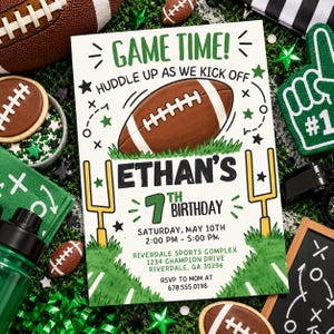 Peut inclure: Une carte d'invitation d'anniversaire rectangulaire avec une illustration de ballon de football américain, des poteaux de but jaunes et de l'herbe verte. Le texte indique : GAME TIME! HUDDLE UP AS WE KICK OFF ETHAN'S 7TH BIRTHDAY.