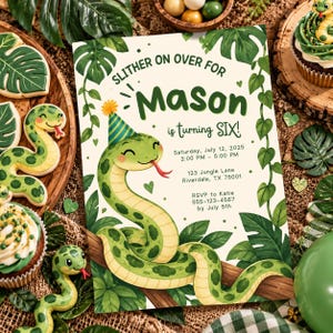 Può includere: Un invito di compleanno rettangolare con un serpente verde dei cartoni animati che indossa un cappellino da festa, circondato da foglie della giungla. Il testo recita: Slither on over for Mason is turning SIX! Saturday, July 12, 2025, 2:00 PM - 5:00 PM, 123 Jungle Lane, Riverdale, TX 75001, RSVP to Katie 555-123-4567 by July 5th.
