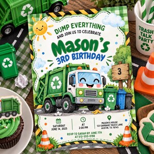 Op de afbeelding: Een rechthoekige verjaardagsuitnodiging met een cartoon van een groene vuilniswagen, een lachende zon en de tekst 'DUMP EVERYTHING AND JOIN US TO CELEBRATE MASON'S 3RD BIRTHDAY'. Het bevat evenementdetails voor 14 juni 2025 om 14:00 uur.