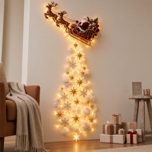 Peut inclure: Une décoration murale de Noël représentant un traîneau doré tiré par deux rennes, transportant le Père Noël et des cadeaux. En dessous, une disposition verticale de guirlandes lumineuses, d'étoiles dorées et de flocons argentés forme un sapin.