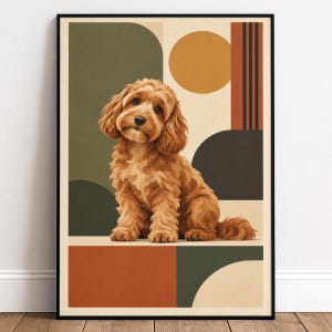 Könnte beinhalten: Ein gerahmter Kunstdruck mit einem flauschigen, goldbraunen Hund, der vor einem Hintergrund aus geometrischen Formen in Olivgrün, gebranntem Orange, Senfgelb und Creme sitzt. Der Hund hat lockiges Fell und dunkle Augen.