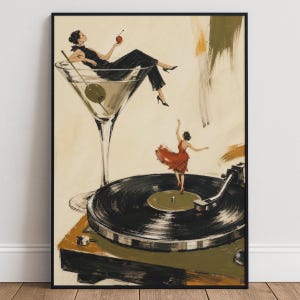 Può includere: Una stampa artistica incorniciata con un'illustrazione in bianco e nero di una persona in abito nero che riposa dentro un grande bicchiere da martini con un'oliva verde, mentre un'altra persona in abito rosso danza su un giradischi nero.