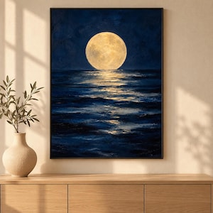 Può includere: Un'opera d'arte murale rettangolare che presenta un dipinto a olio di una grande luna piena gialla luminosa sopra un oceano blu scuro. La luna proietta un riflesso luminoso e strutturato sulla superficie dell'acqua, incorniciata da un bordo nero.