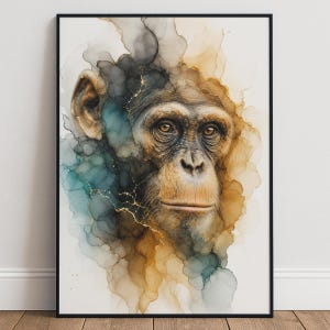 Könnte beinhalten: Ein gerahmter Wandkunstdruck mit einem Schimpansenporträt im Alkohol-Tinten-Stil. Das Kunstwerk zeigt fließende Waschungen in Schwarz, Petrol und Goldbraun mit zarten Blattgoldakzenten vor einem weißen Hintergrund.