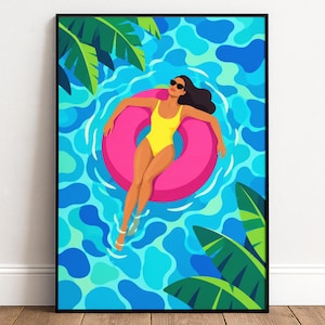 Könnte beinhalten: Ein gerahmter Kunstdruck, der eine Person mit langem dunklem Haar, schwarzer Sonnenbrille und gelbem Badeanzug zeigt, die auf einem leuchtend pinken, runden Schwimmring in blauem Wasser treibt, eingerahmt von grünen Palmenblättern in den Ecken.