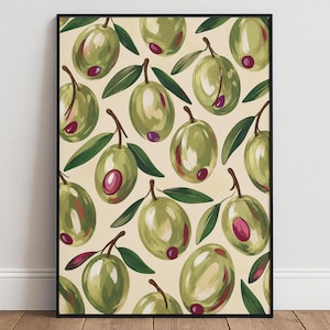 Può includere: Una stampa artistica da parete incorniciata con un motivo ripetuto di olive verdi con centri viola scuro e foglie verde scuro su uno sfondo color crema chiaro. L'illustrazione utilizza pennellate visibili per raffigurare le olive e il fogliame.