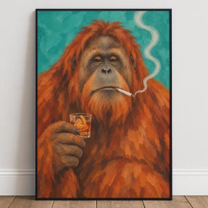 Può includere: Una stampa artistica da parete incorniciata raffigurante un dipinto di un orangotango con lungo pelo arancione. L'orangotango tiene in mano un bicchiere di liquido ambrato con una scorza d'arancia e ha una sigaretta accesa con fumo bianco su sfondo verde acqua.