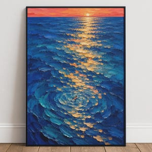 Può includere: Un dipinto a olio incorniciato che raffigura una vasta scena oceanica strutturata con pennellate spesse e visibili in tonalità blu profondo e turchese. Una piccola figura nuota al centro, circondata dal riflesso dorato del tramonto.