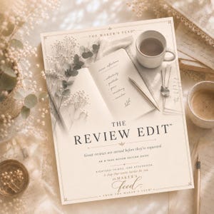 Könnte beinhalten: Ein beigefarbener Informationsleitfaden mit dem Titel THE REVIEW EDIT und dem Untertitel Great reviews are earned before they're requested. Das Cover zeigt ein offenes Notizbuch mit handschriftlichem Text, einen Metallstift und eine Kaffeetasse.