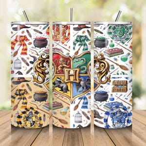 Puede incluir: Un vaso cilíndrico con pajita que presenta un patrón repetitivo de iconos del mundo mágico, incluyendo escudos de casas, bufandas, calderos etiquetados como Potions, escobas, libros y un escudo central con un león, una serpiente, un tejón y un águila con una H.