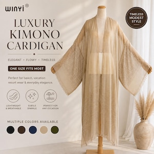 Peut inclure: Un cardigan kimono beige avec une ouverture sur le devant, des manches larges et une texture légèrement scintillante sur tout le tissu. Le vêtement est présenté sur un mannequin et porte le texte LUXURY KIMONO CARDIGAN sur la gauche.