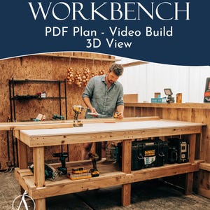 Könnte beinhalten: Eine Werkbank aus Holz mit einer hellen Arbeitsplatte und einem unteren Regal, auf dem verschiedene Elektrowerkzeuge wie Bohrer, eine Kreissäge und schwarze Aufbewahrungsboxen stehen. Der Text lautet EASY DIY WORKBENCH PDF Plan - Video Build 3D View.