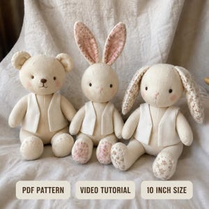 Può includere: Tre peluche, tra cui un orso e due conigli, ognuno con un gilet bianco. I conigli hanno orecchie e piedi con motivi floreali. Il testo in basso riporta PDF PATTERN, VIDEO TUTORIAL e 10 INCH SIZE.