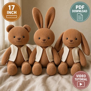Könnte beinhalten: Drei braune Kuscheltiere aus Kord, bestehend aus einem Bären und zwei Hasen, die jeweils eine cremefarbene Weste tragen. Die Spielzeuge sind 43 cm groß. Das Bild enthält Text, der auf einen PDF-Download und ein Video-Tutorial hinweist.