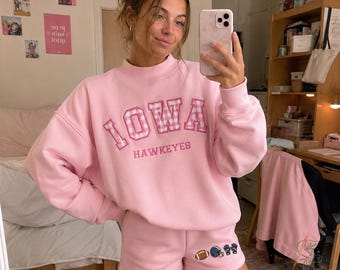 Completo personalizzato con felpa a collo alto e pantaloncini/pantaloni con applicazioni a quadretti, abbigliamento personalizzato per le partite universitarie delle confraternite, regalo per il ritorno a scuola per lei.