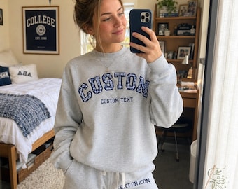 Conjunto de sudadera de cuello alto y pantalones cortos/pantalones con apliques de cuadros vichy personalizados, ropa personalizada para el día del partido de la hermandad universitaria, regalo de regreso a clases para ella.
