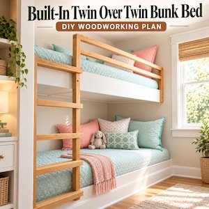 Puede incluir: Un plan de carpintería DIY para una litera con escalera y estructura de madera clara con detalles en blanco. Las camas están vestidas con ropa de cama acolchada de color azul claro, cojines coral y una manta rosa con un peluche.
