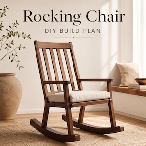 Puede incluir: Una mecedora de madera con respaldo de listones y un cojín de asiento de tela clara. El texto "Rocking Chair DIY BUILD PLAN" aparece en letras de color marrón oscuro sobre la silla, que cuenta con balancines curvos en la base.