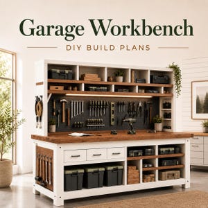 Puede incluir: Un banco de trabajo para garaje de madera blanca y oscura con un panel perforado para herramientas, un estante superior con cajas de almacenamiento, tres cajones y estantes inferiores abiertos. El texto Garage Workbench DIY BUILD PLANS es visible.