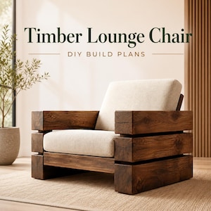 Può includere: Una poltrona lounge costruita con spesse travi di legno marrone scuro con cuscini di seduta e schienale imbottiti color beige chiaro. Il testo Timber Lounge Chair DIY BUILD PLANS è visualizzato in caratteri verde scuro e marrone.