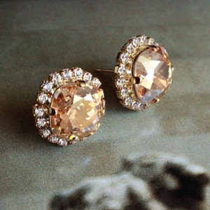 Cushion Cut Swarovksi Crystal Halo Stud Earrings in Golden Shadow 12mm Stone 画像 1