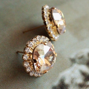 Cushion Cut Swarovksi Crystal Halo Stud Earrings in Golden Shadow 12mm Stone 画像 2