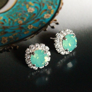 Swarovski Crystal Halo Ohrstecker aus pazifischem Opal und klarem Kristall