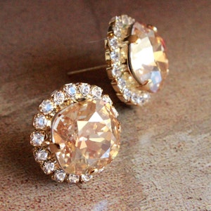 Cushion Cut Swarovksi Crystal Halo Stud Earrings in Golden Shadow 12mm Stone 画像 3