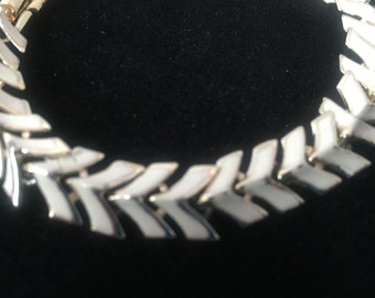 CORO BRACELET 7" Vintage white enamel on gold chevron links Jd2-149