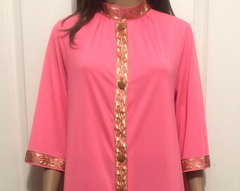 LORRAINE ROBE Knee Length Bubblegum Pink Nylon Housecoat Gold Trim Size SMALL