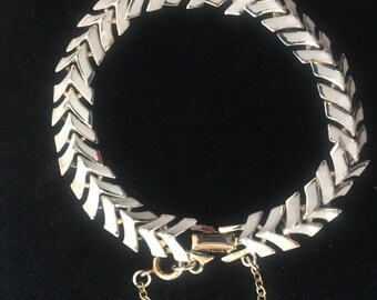 CORO BRACELET 7" Vintage white enamel on gold chevron links Jd2-149