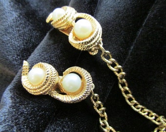 GOLDTONE SWEATER GUARD vintage unused double swirls with faux pearls Jd1-102