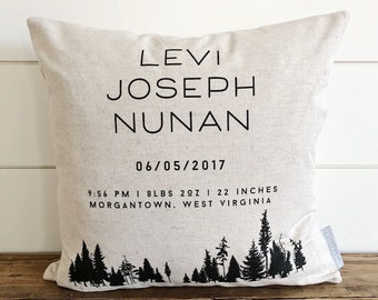 Funda de almohada de anuncio de nacimiento en el bosque moderno