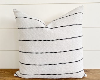 HOLDEN || Housse de coussin rayée noire et blanche ∙ Oreiller rayé ∙ Oreiller rayé noir ∙ Coussin neutre ∙ Oreiller lombaire ∙ Oreiller rayures