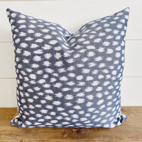 EMORY || Indoor/Outdoor Indigo mit Elfenbein Ikat Kissenbezug ∙ Outdoor Kissen ∙Wasserdichtes Kissen ∙Outdoor Navy Kissen∙ Ikat Kissen∙ Deckelkissen