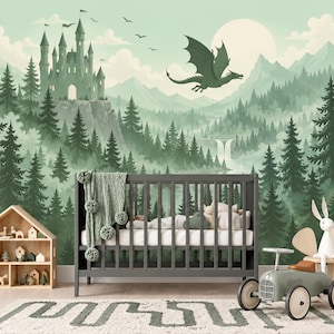 Könnte beinhalten: Ein dunkelgraues Kinderbett aus Holz mit einer grünen Strickdecke vor einer Wandtapete mit grünem Wald, einer Burg auf einer Klippe, einem fliegenden Drachen und Bergen. Ein hölzernes Puppenhaus und ein Spielzeugauto stehen auf dem Boden.