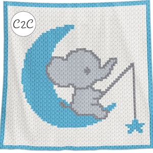 Op de afbeelding: Een haakpatroon met een grijze olifant die op een blauwe halve maan zit en een hengel met een ster aan het einde vasthoudt. Het patroon is gemarkeerd met "C2C".