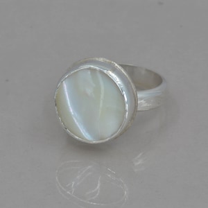 Großer Perlmutt-Ring aus Sterlingsilber: Strukturiertes Band, Statement-Schmuck
