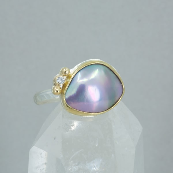Grande anello con perla grigia, anello con perla di forma barocca in oro e argento, OOAK