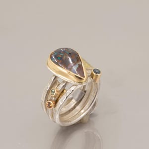 Anillo de ópalo Boulder en oro y plata, anillo de metal texturizado, tallas 8 y 8.5 (EE. UU.)