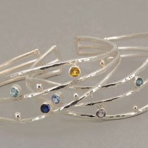 Födelsestensarmband i sterlingsilver med flera stenar, personlig manschett, tillverkad på beställning bild 1