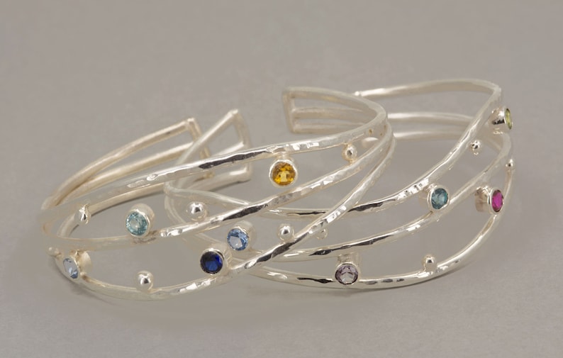 Födelsestensarmband i sterlingsilver med flera stenar, personlig manschett, tillverkad på beställning bild 1