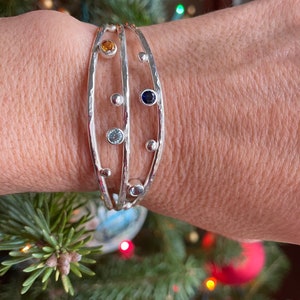 Födelsestensarmband i sterlingsilver med flera stenar, personlig manschett, tillverkad på beställning bild 2