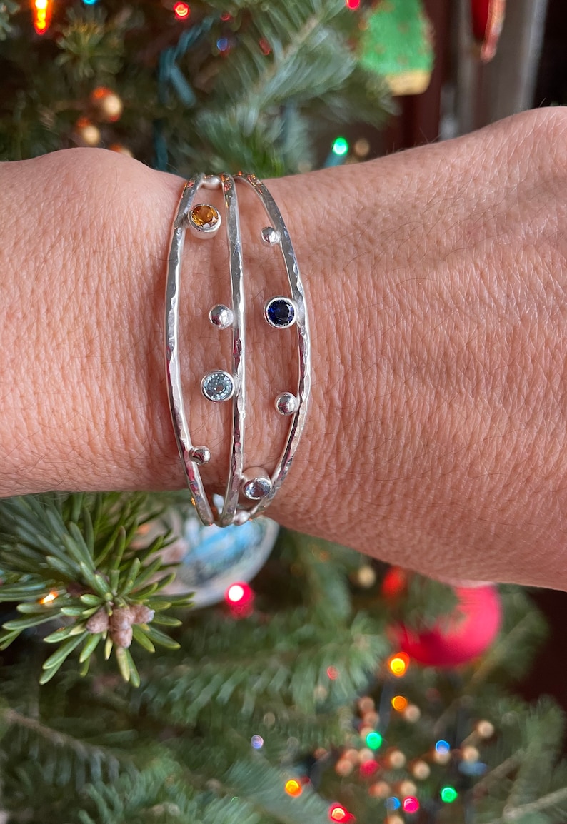 Födelsestensarmband i sterlingsilver med flera stenar, personlig manschett, tillverkad på beställning bild 2