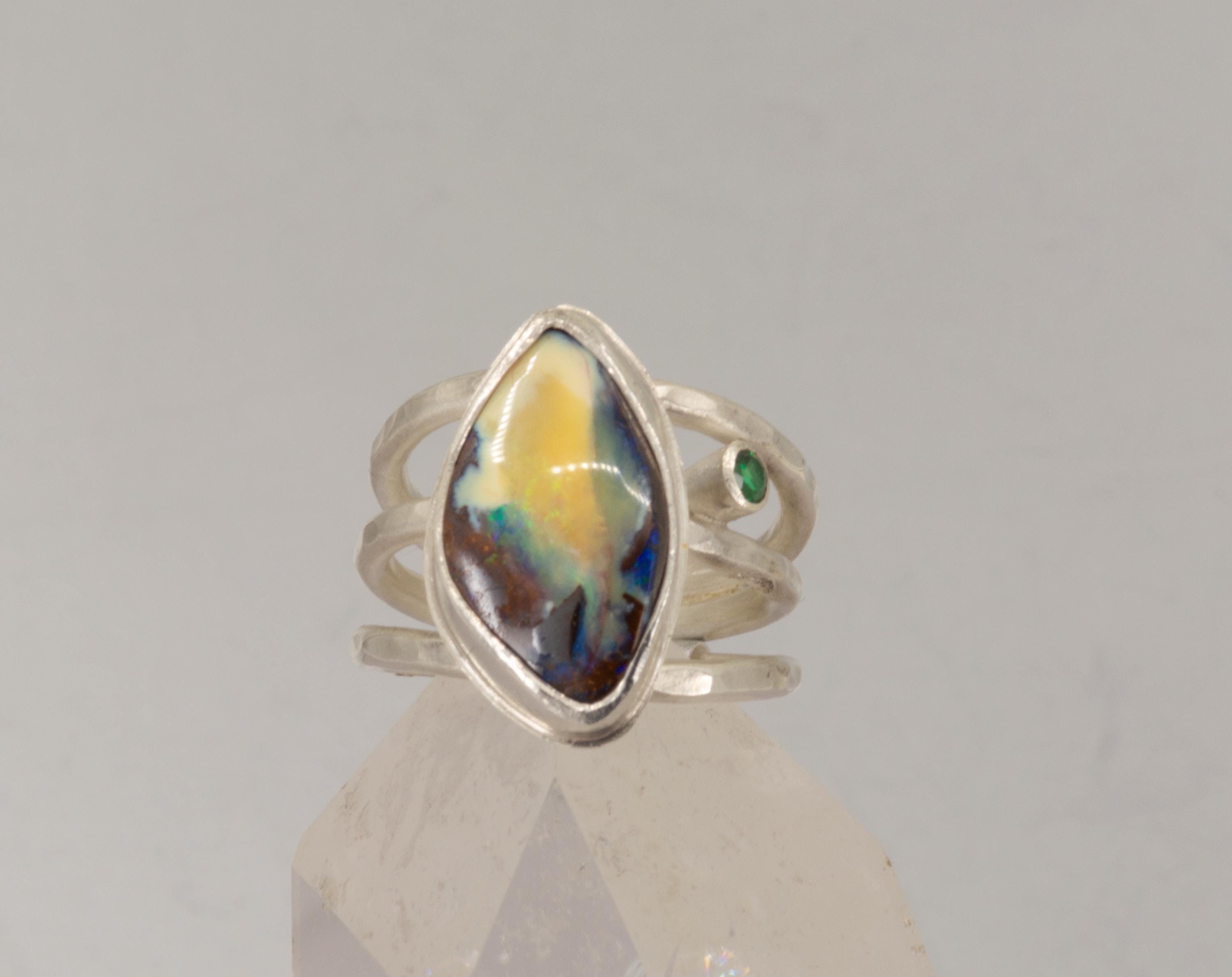 ボルダーオパールリング：アルゲンティウムシルバー、エメラルド
